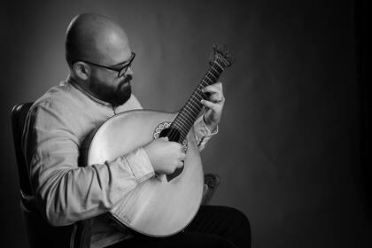 Ricardo J. Martins, con su guitarra portuguesa