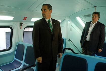 Ricardo Jaime y Cirigliano en un tren de doble piso