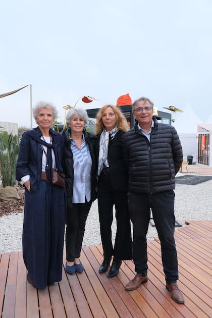 Ricardo Lanín, a cargo del departamento de Hotelería de Fontenla, junto con su mujer y amigas arquitectas que se acercaron a conocer las novedades de diseño.