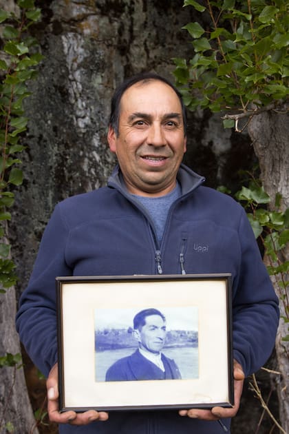 Ricardo Levicán muestra una foto de su abuelo Candelario Mancilla