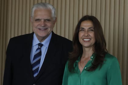 Ricardo Lopez Murphy y Maria Eugenia Talerico en la redacción de LN