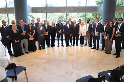 Ricardo Lorenzetti entre varios personalidades de la política, en la presentación del libro de María Bourdin y Borinsky