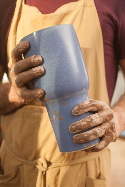 Ricardo Luza diseña series de obras-objeto para interiorismo y arquitectura, y también piezas de vajilla en gres