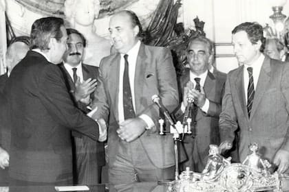 Ricardo Mazzorín jura como Secretario de Comercio en 1986, presencia del presidente Raúl Alfonsín y el vicepresidente, Víctor Martínez