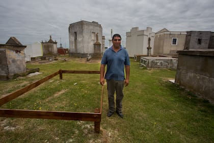 Ricardo Montenegro, de 46, es el cuidador del cementerio de General Lavalle