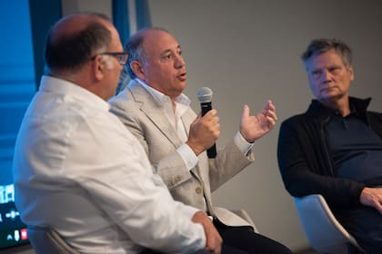 Ricardo Negri, productor quien escribió el prólogo del libro; Federico Mayer, fundador del Club AgTech y autor de “AGRO 10X: La plataforma para potenciar Argentina” ; y Ernesto van Peborgh, autor de la contratapa