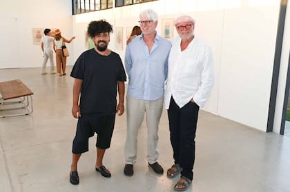 Ricardo Ocampo, galerista de Walden Naturae junto a Freddie Green y Francis Mallmann. Con la muestra “Fragmentos de misterio”, la galería uruguaya rinde tributo a la obra del poeta y artista Carmelo Arden Quin