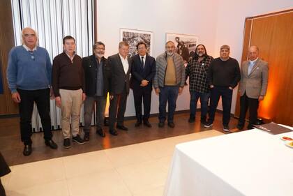 Ricardo Peidro, Adolfo Aguirre, Gerardo Martínez, Guy Ryder, Claudio Moroni, Héctor Daer, Roberto Baradel, Pablo Moyano y Daniel Funes de Rioja, anoche, en la sede de la Uocra con el titular de la OIT