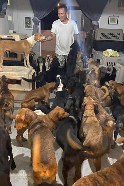 Ricardo Pimentel Cordero albergó unos 300 canes en su casa hasta que pase el Huracán, y también les dio refugio a algunos gatos, conejos y gallinas