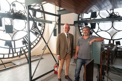Ricardo Pinal Villanueva, Director del Museo de la Ciudad, junto al técnico que cuida el reloj, Javier Terenti