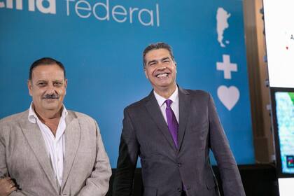 Ricardo Quintela y Jorge Capitanich anoche, durante la presentación del libro Argentina merece más