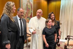 Ricardo Quintela y parte de su familia con el Papa Francisco ayer jueves.