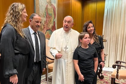 Ricardo Quintela y parte de su familia con el Papa, en agosto pasado