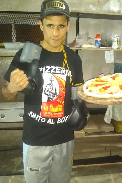 Ricardo Cejas es kiosquero, pizzero y boxeador.
