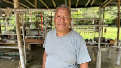 Ricardo Solórzano, como muchos visitantes, pide que a la niña Omaira se le inicie un proceso de beatificación