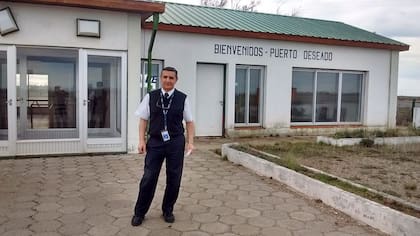 Ricardo Sproviero en Puerto Deseado luego de concluir un vuelo sanitario. (Fotografía Gentileza Ricardo Sproviero).