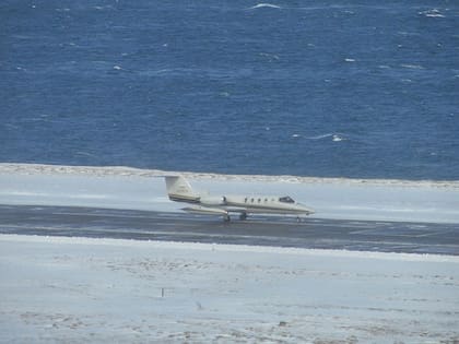 Ricardo Sproviero operando el Gates Learjet 25-D (LV-WLG) desde el Aeropuerto Internacional Malvinas Argentinas, en la ciudad de Ushuaia. (Fotografía Gentileza Ricardo Sproviero).