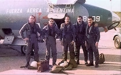 Ricardo Sproviero, segundo desde la izquierda, durante el conflicto de Malvinas junto a camaradas en la que se desempeñó como piloto de bombarderos Canberra del Grupo 2 con asiento en el aeropuerto de Trelew. (Fotografía Gentileza Ricardo Sproviero).