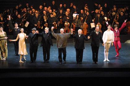 Ricardo Szwarcer rodeado por el bailarín Vladimir Vasiliev y el violonchelista y director de orquesta ruso Mstislav Rostropóvich, en el saludo del estreno mundial de Romeo y Julieta, en Valencia