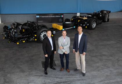 Ricardo Trindade, Director de Operaciones Mercedes-Benz Camiones y Buses; Sebastián Gysin, Director de Ventas y Marketing de Buses en Argentina; Raúl Barcesat, Presidente de Mercedes-Benz Camiones y Buses.