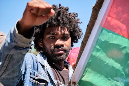 Ricardo, un joven simpatizante del independentismo del distrito de Riviere-Salee levanta el puño