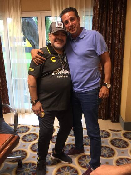 Ricardo Valiño junto a Diego Maradona