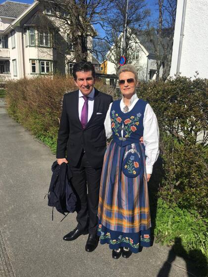 Ricardo y Merete en el 2014, de camino a la celebración oficial de los "200 años de Bodø", en el día nacional de Noruega, 17 de mayo. Ella lleva el traje típico de gala noruego llamado "bunad", que existe desde los años 1700 -1800. Hay 150 diferentes diseños y colores que representan a cada ciudad y provincia noruega. El de Merete es de la provincia de Nordland.