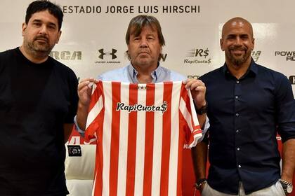 Ricardo Zielinski, un director técnico hecho a la medida de Estudiantes; en la presentación en el club, junto a Martín Gorostegui y Juan Sebastián Verón, vicepresidente y presidente del club, el entrenador afirmó: "Mis equipos son organizados, agresivos y competitivos, con convicción de pelear arriba".