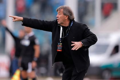 Ricardo Zielinski dando indicaciones durante la final con River: hasta en los festejos demostró tranquilidad