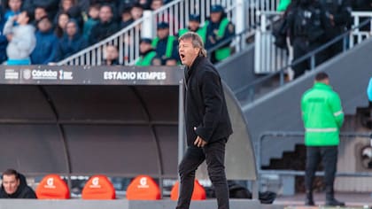 Ricardo Zielinski dando indicaciones en el clásico que Belgrano le ganó a Talleres