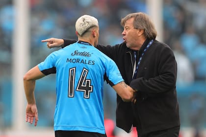 Ricardo Zielinski le da indicaciones a Leonardo Morales durante la final ante River