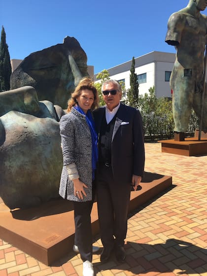 Riccarda y Stefano Contini en el patio de esculturas