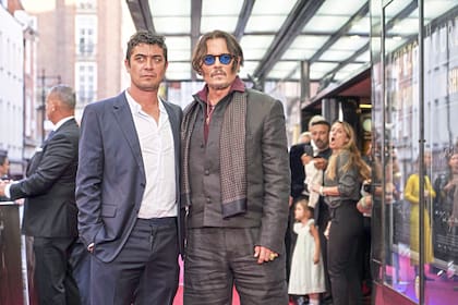 Riccardo Scamarcio posa junto a Deep en la première londinense del film