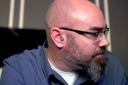 Rich Lee tiene implantados auriculares permanentes en los oídos