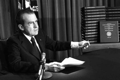 “He ordenado al secretario [del Tesoro] Connally que suspenda temporalmente la convertibilidad del dólar por oro”, dijo Richard Nixon la noche del domingo 15 de agosto de 1971