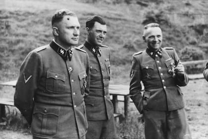 Richard Baer, Josef Mengele y Rudolf Hoess en el campo de concentración de Auschwitz