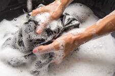 “No Wash”: el polémico movimiento ecologista que defiende lavar menos la ropa para cuidar el ambiente
