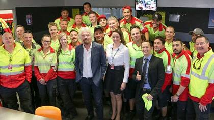 Richard Branson junto a empleados de Virgin Airlines. Foto: Virgin Airlines