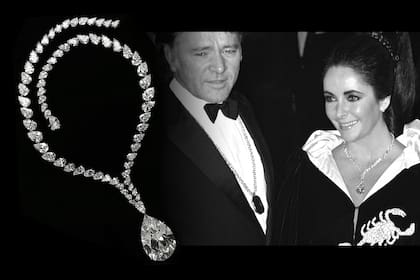 Richard Burton, Elizabeth Taylor y el diamante que lleva sus nombres en un collar.