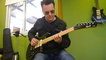 Richard Coleman con su guitarra ideal, diseñada por Sergio Nigrelli