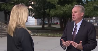 Richard Evans, el abogado de Cheeks, en exclusiva con la periodista, Jackie Bensen (captura de pantalla de News4)