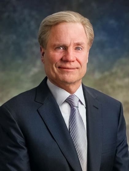 Richard Fairbank, de 74 años, está casado y tienen ocho hijos