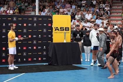 Richard Gasquet recibió un obsequio y observa el comienzo del Haka, tras ganar la final de Auckland, en Nueva Zelanda.