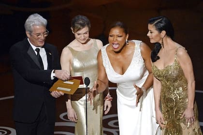 Richard Gere junto a Renée Zellweger, Catherine Zeta-Jones y Queen Latifah en los Oscar de 2013 (Foto: Pinterest)