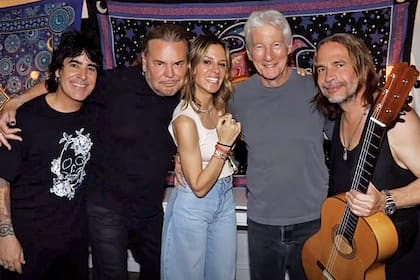 Richard Gere y Alejandra Silva posaron junto a los integrantes de la banda mexicana Alejandro González, Fher y el guitarrista Sergio Vallín.
