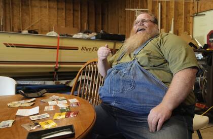 Richard Gliford con su billetera perdida (Foto AP/Ryan Sun)