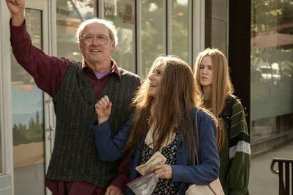 Richard Jenkins, Debra Winger y Evan Rachel Wood conforman una familia muy particular en Kajillionaire