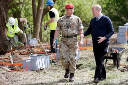 Richard Lee (centro) viajó al sitio de la excavación en Alemania en 2018