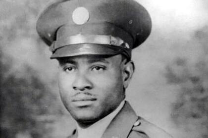 Richard Overton vestido con uniforme durante la Segunda Guerra Mundial