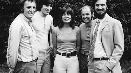 Richard Rogers (extremo izquierdo), Renzo Piano (extremo derecho) y el equipo fotografiados en 1971 el día en que se anunció el equipo de arquitectura ganador del Centro Pompidou